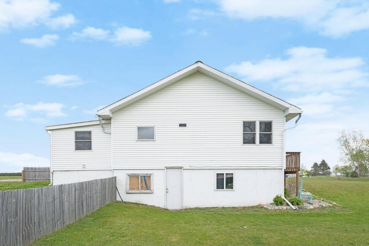 10780 West South County Line Road Blanchard, MI 49310 - Photo 3 of 28