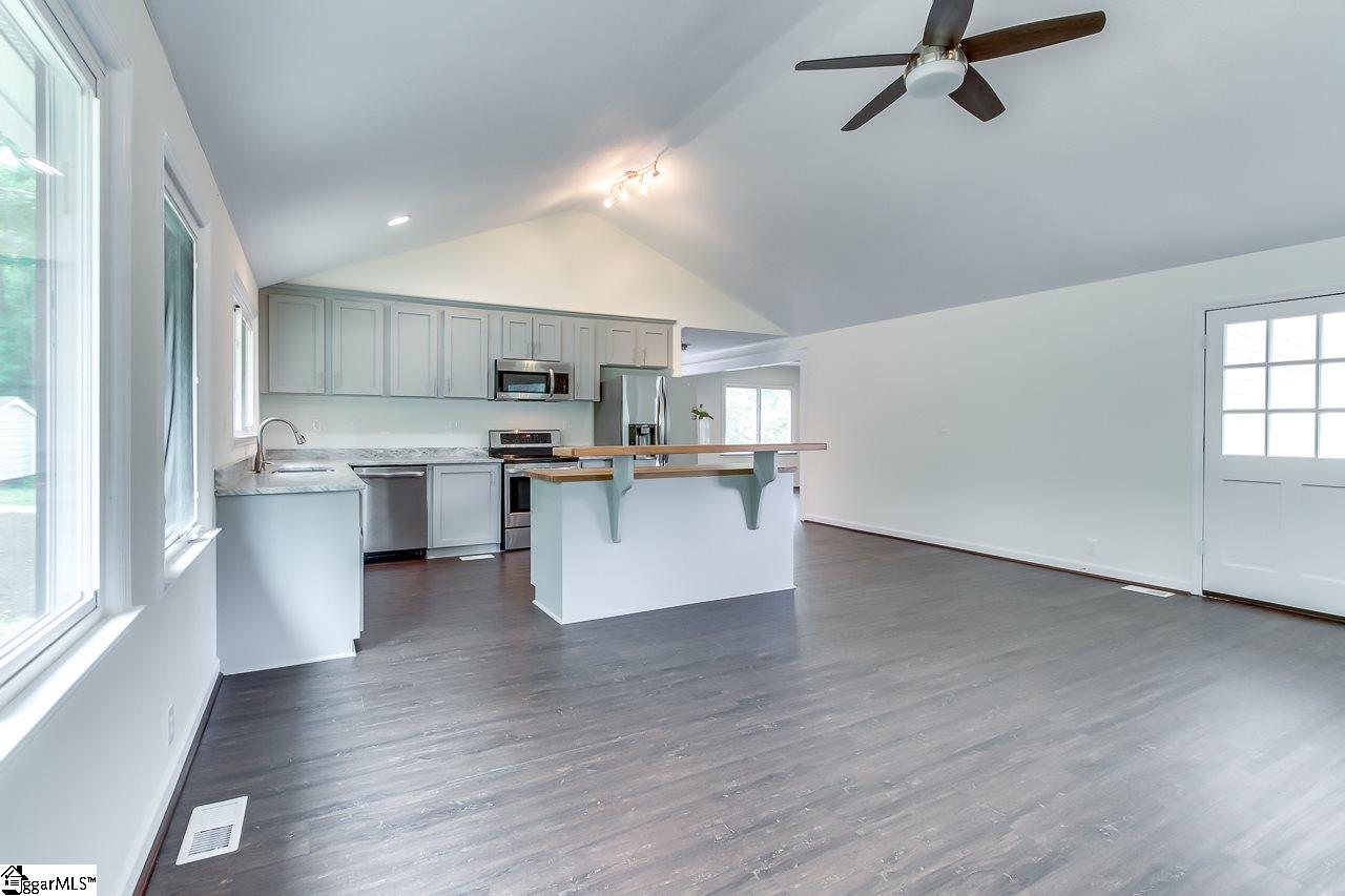 300 State Rd S-42-657 Duncan, SC 29334 - Photo 6 of 21