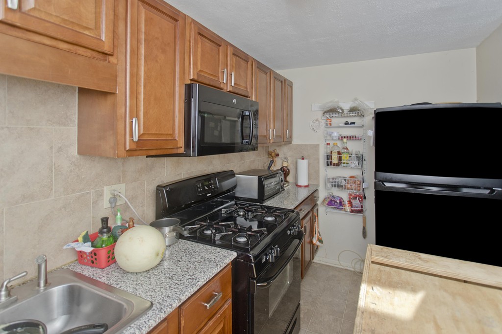 61 Manor Court, Unit 61 Springfield, MA 01118 - Photo 3 of 20 Gallery Image 3