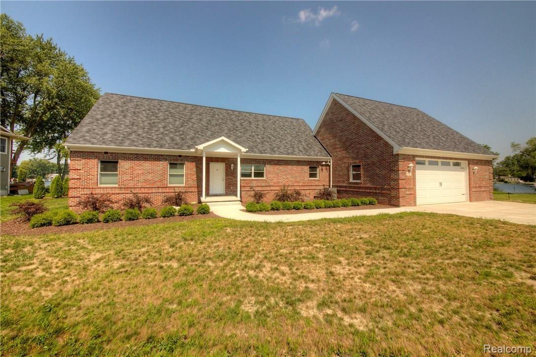 5755 Longpoint Drive Howell, MI 48843 - Photo 3 of 59 930A8900_1_2.jpg