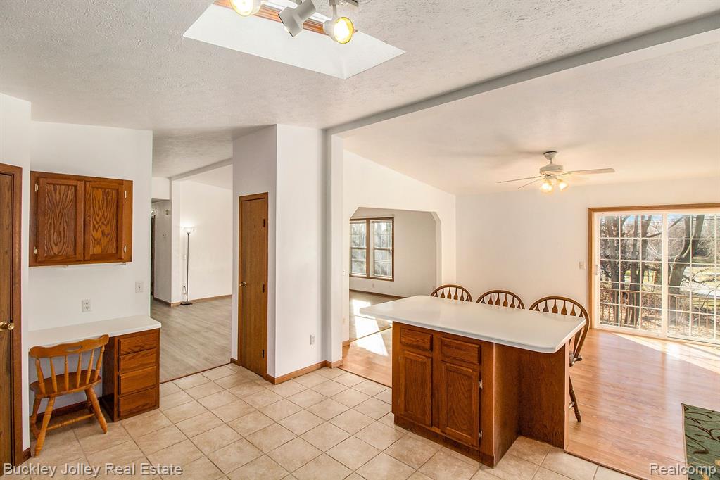 915 Oakcrest Road Howell, MI 48843 - Photo 3 of 23