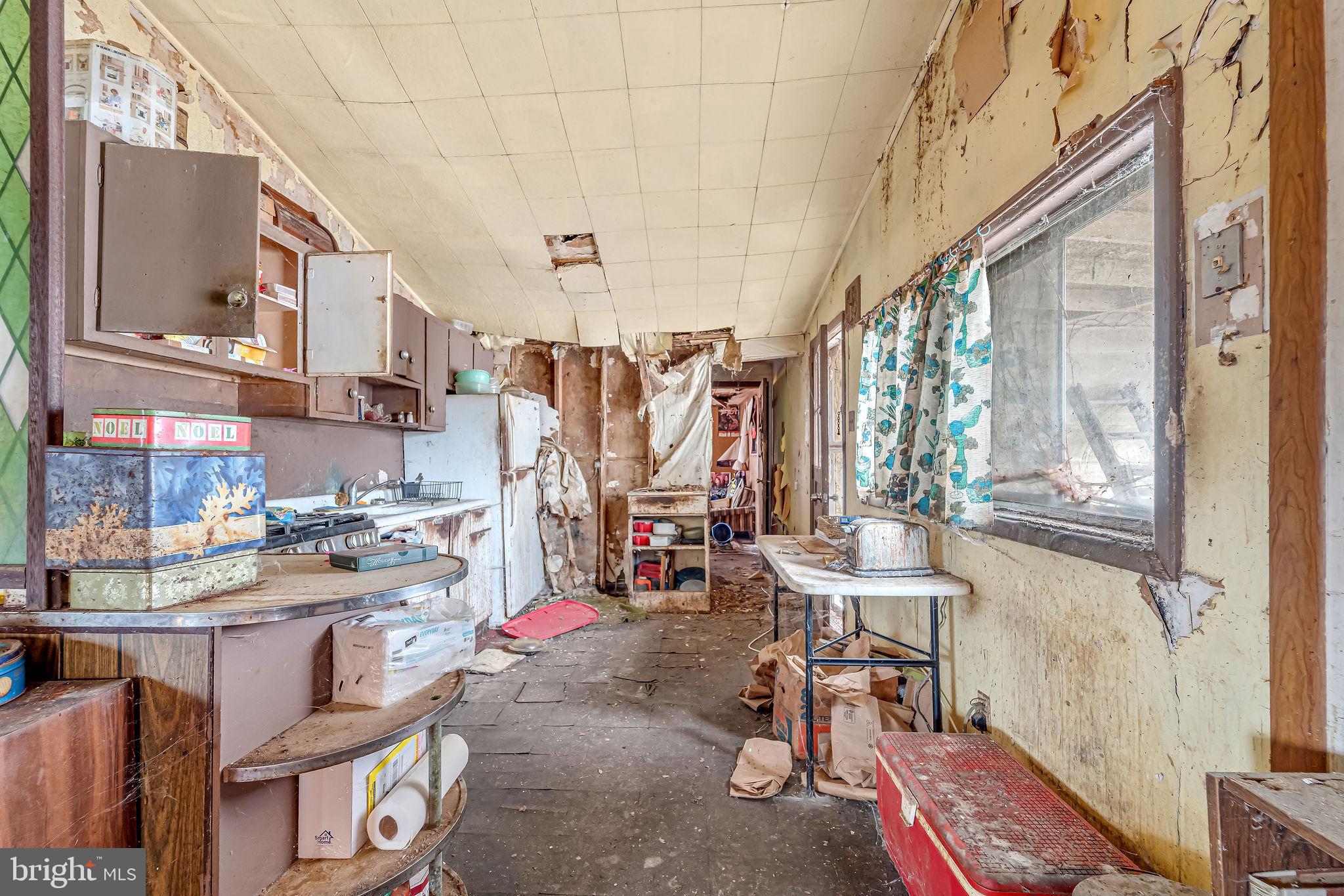 331 Collins Lane Maple Shade, NJ 08052 - Photo 12 of 17 a workspace with furniture and a kitchen