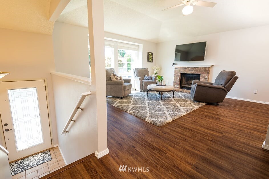 156 Whitman Court Northeast Renton, WA 98059 - Photo 5 of 40 Gallery Image 5