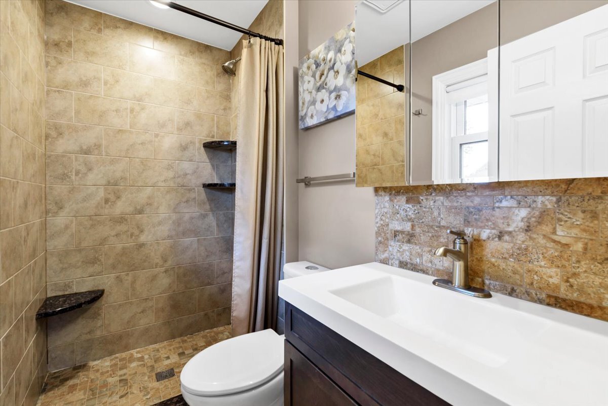 27 Spring Valley Lane Streamwood, IL 60107 - Photo 12 of 32 Gallery Image 12