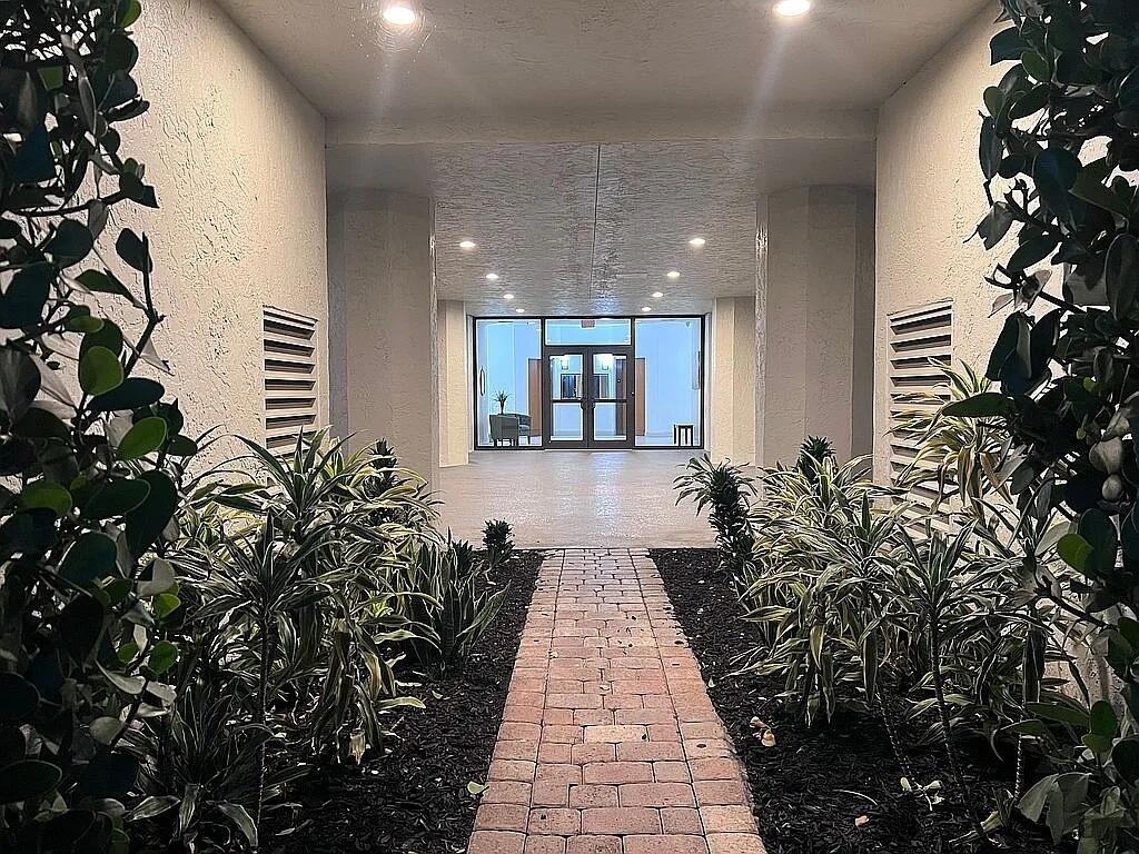 6463 La Costa Drive, Unit 105 Boca Raton, FL 33433 - Photo 39 of 40 a lobby with furniture and a potted plant