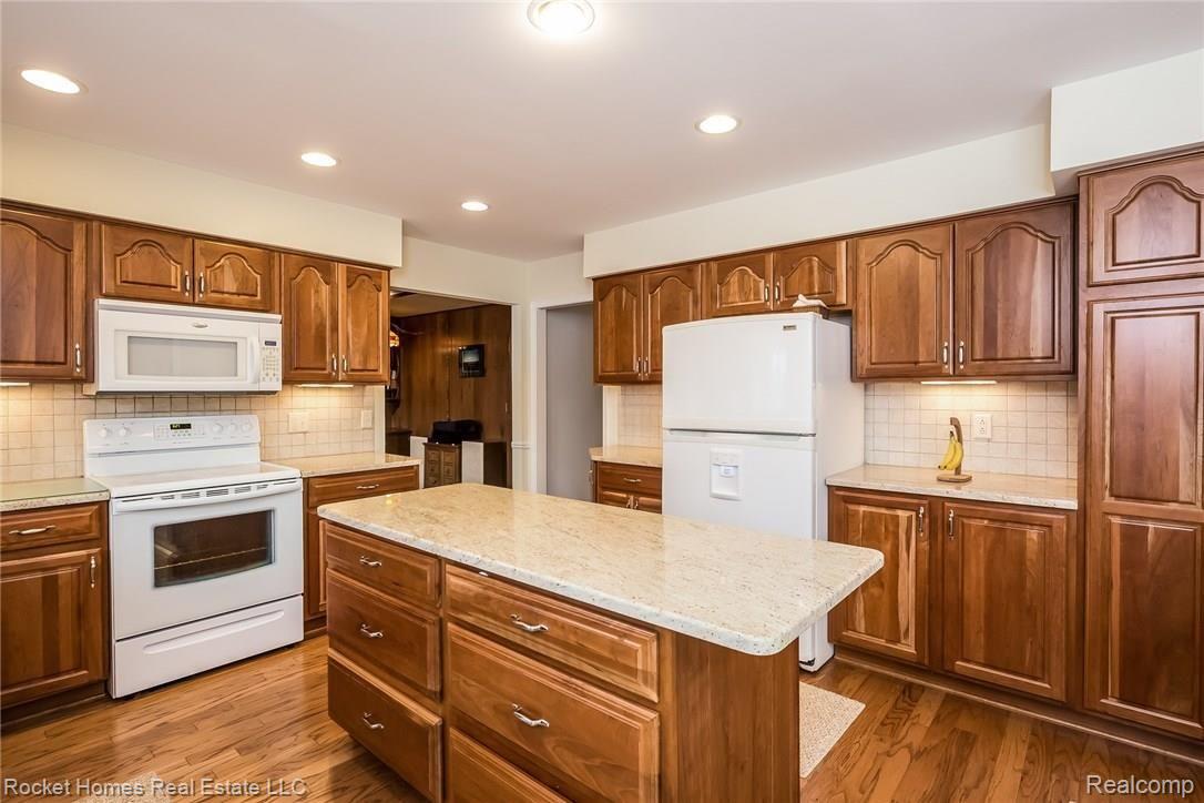 5060 Tree Hill Road Grand Blanc, MI 48439 - Photo 13 of 47 015-Kitchen-5281743-medium.jpg