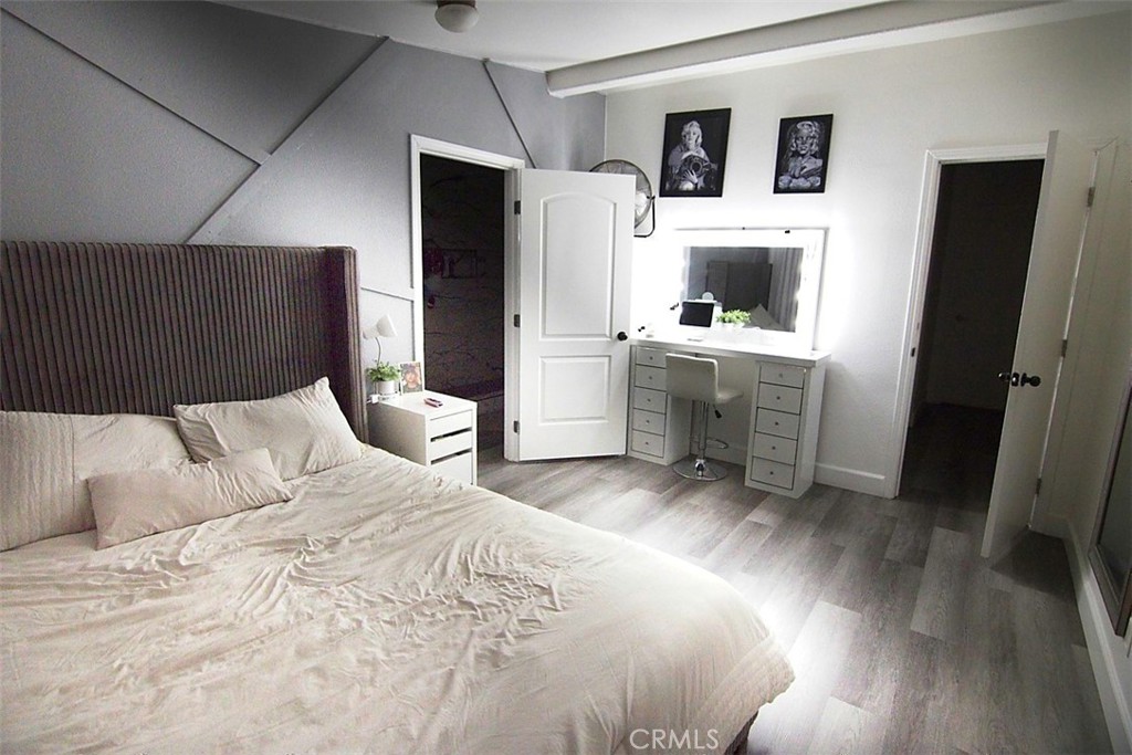 51490 Forest Boundary Road Anza, CA 92539 - Photo 17 of 32 a bed room with a bed and a television