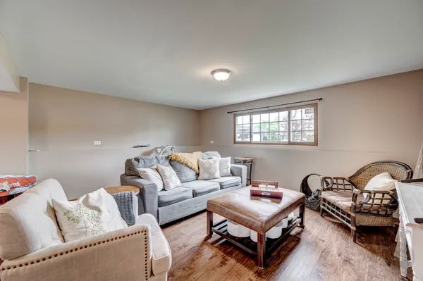 $3,200 | 7215 Larchwood Lane, Woodridge, IL 60517