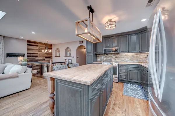 $3,200 | 7215 Larchwood Lane, Woodridge, IL 60517