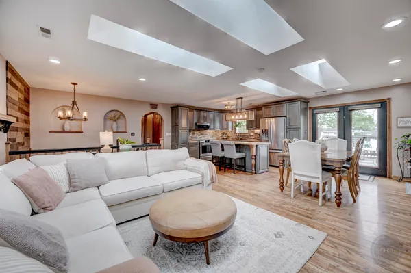 $3,200 | 7215 Larchwood Lane, Woodridge, IL 60517