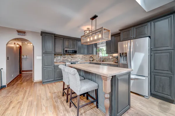 $3,200 | 7215 Larchwood Lane, Woodridge, IL 60517