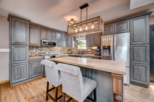 $3,200 | 7215 Larchwood Lane, Woodridge, IL 60517