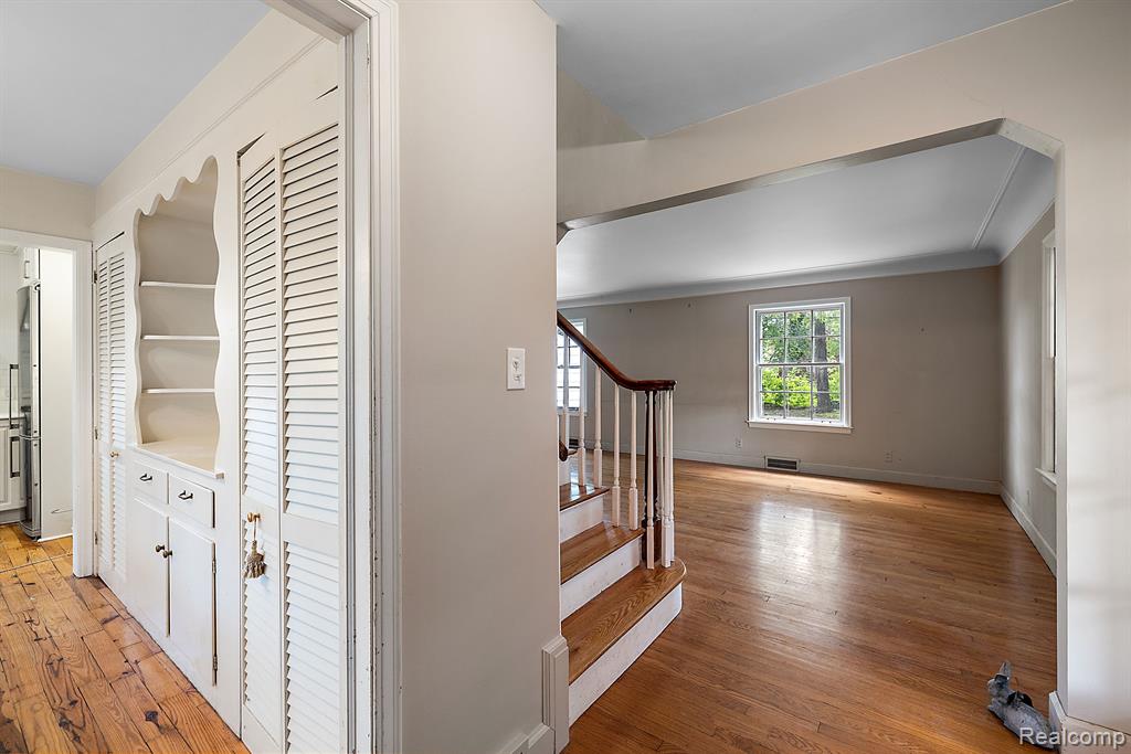 1442 Hampton Road Grosse Pointe Woods, MI 48236 - Photo 5 of 32
