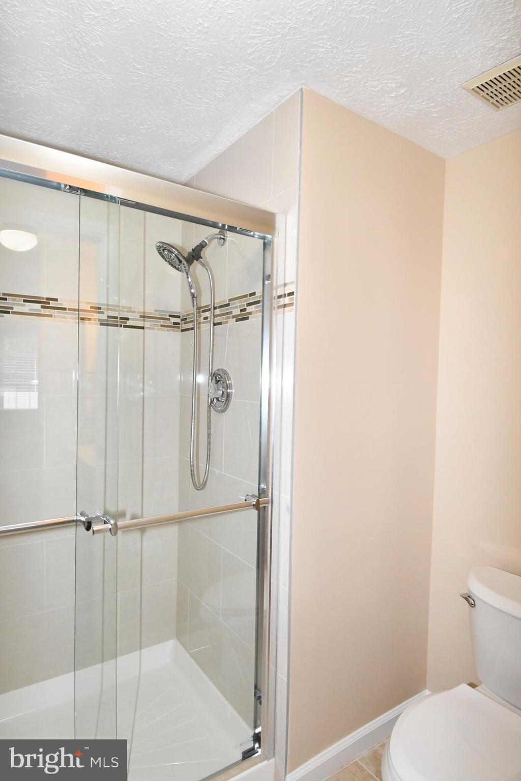 8017 Diving Cliff Lane Springfield, VA 22153 - Photo 17 of 32 Primary En Suite Shower