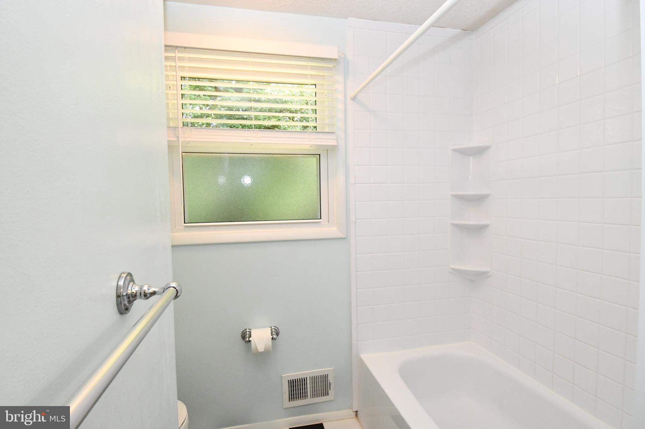 8017 Diving Cliff Lane Springfield, VA 22153 - Photo 23 of 32 Hall Bath