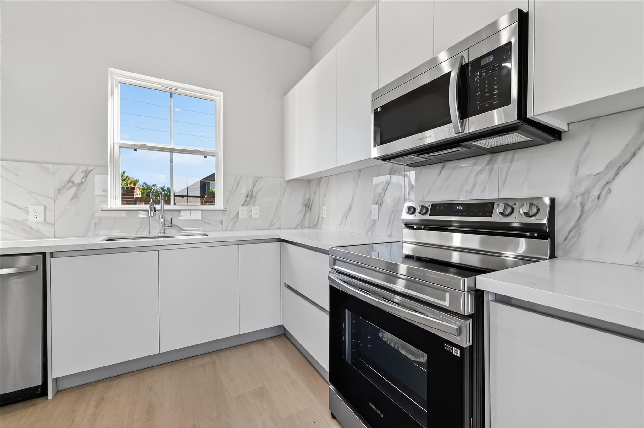 6702 Metro Boulevard, Unit 6 Houston, TX 77083 - Photo 12 of 29 Kitchen - with premium quartz countertops