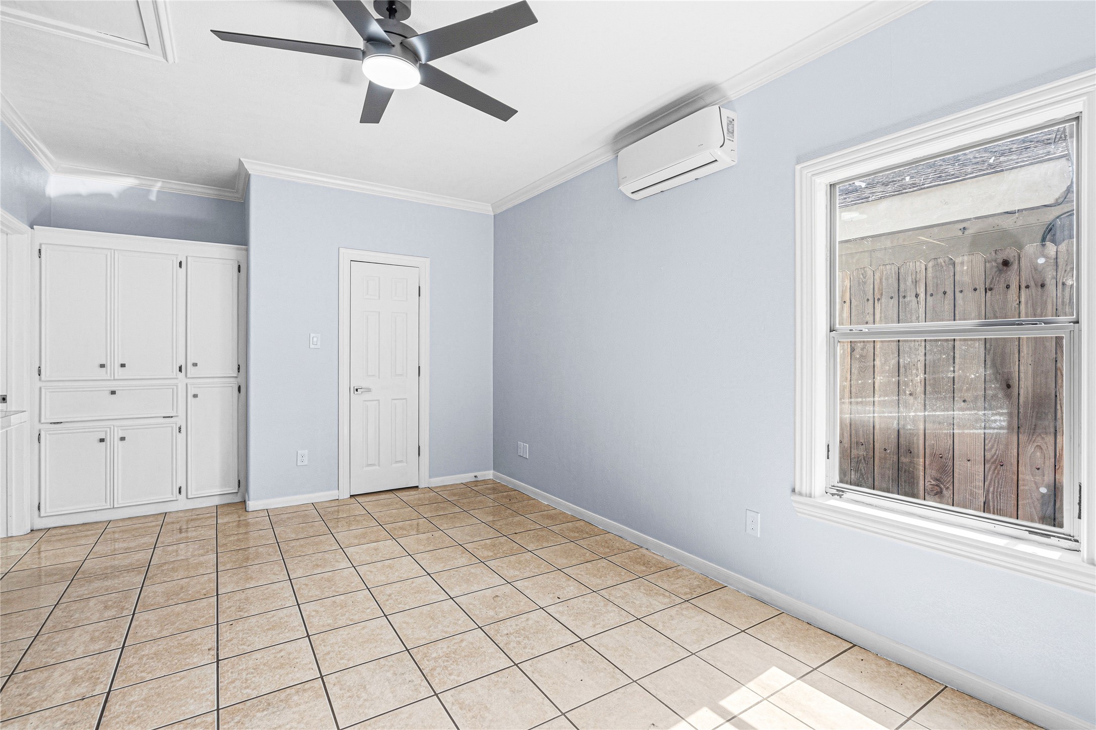 7839 Goode Street, Unit B Houston, TX 77012 - Photo 7 of 11 a view of an empty room and window