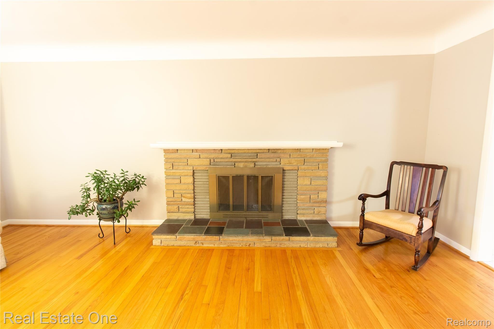 1430 Gracedale Drive Rochester, MI 48309 - Photo 15 of 31 LivingRoom_2 (5).jpg
