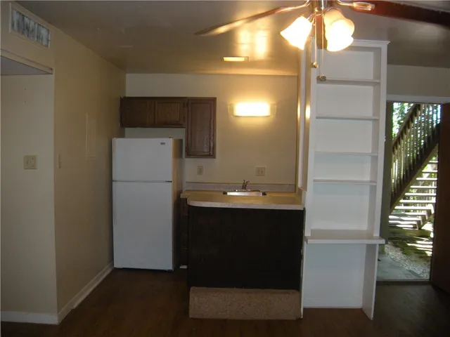 $1,000 | 1000 West 26th Street, Unit 207, Austin, TX 78705