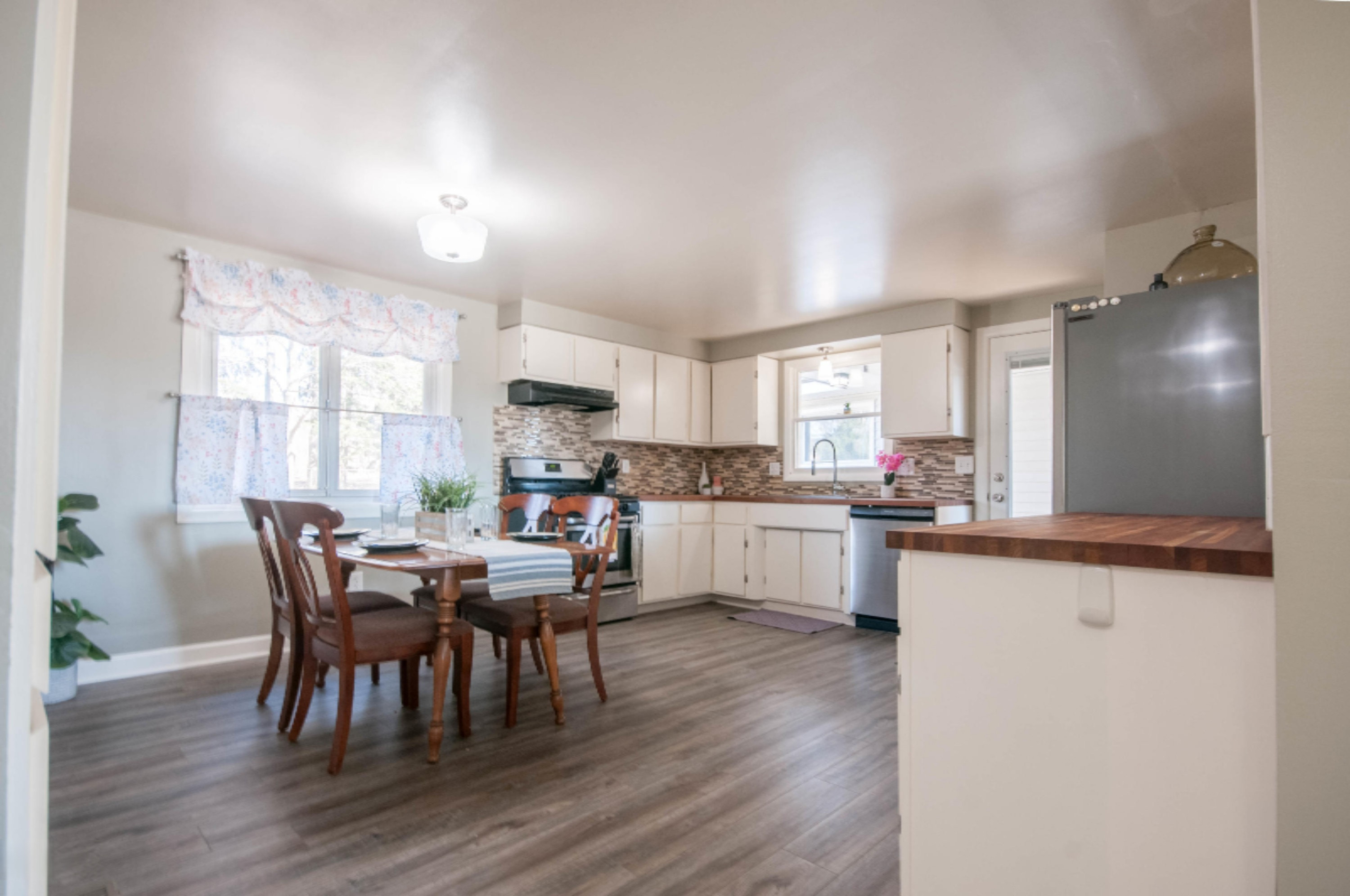 6243 Cascade Road Southeast Grand Rapids, MI 49546 - Photo 8 of 31 3 Dining-Kitchen