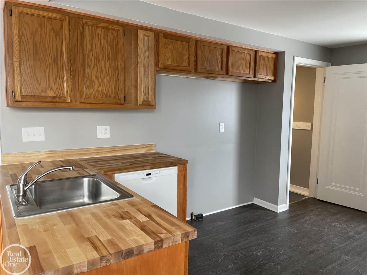 8144 Harding Street Center Line, MI 48015 - Photo 12 of 56 50065165-11.JPG