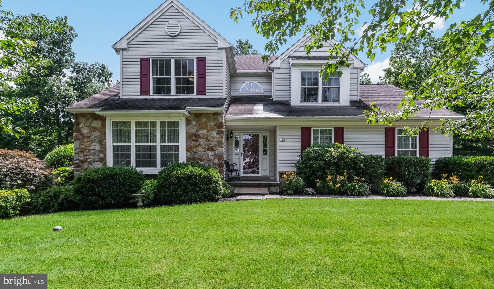 121 Mclaughlin Drive Aston, PA 19014 - Photo 1 of 47