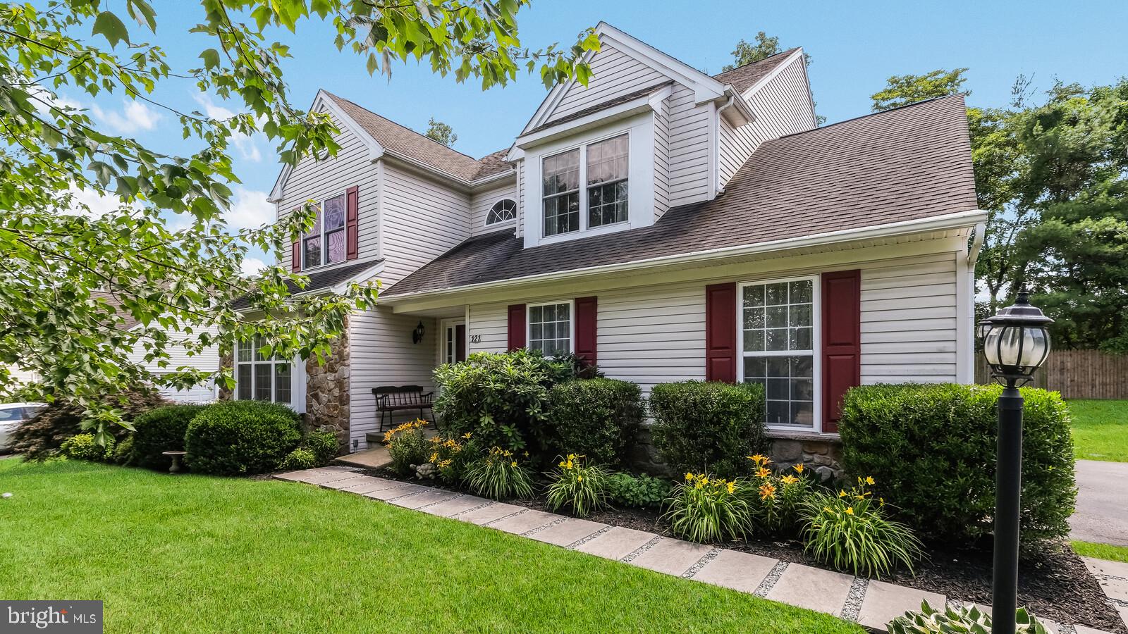 121 Mclaughlin Drive Aston, PA 19014 - Photo 3 of 47