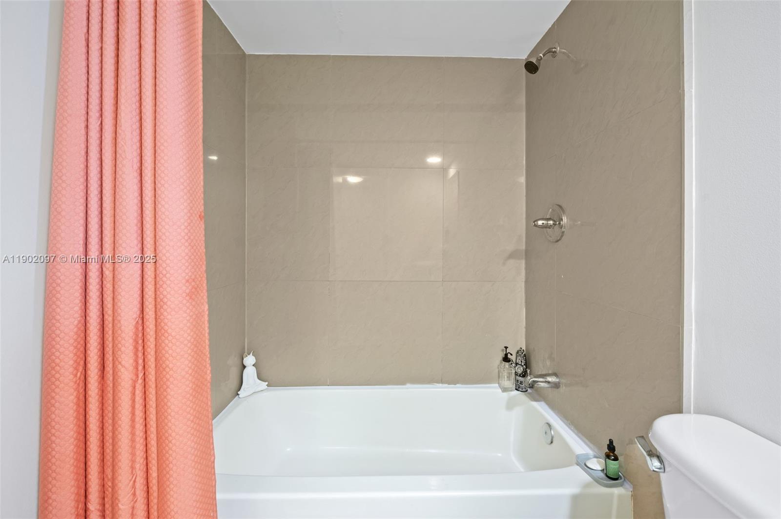 1833 South Ocean Drive, Unit 809 Hallandale Beach, FL 33009 - Photo 21 of 26 a bathroom with a bathtub