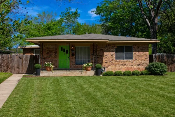 a view of a house with backyard and porch