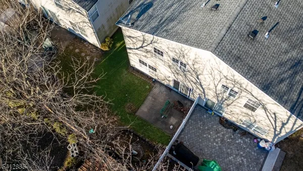 a view of backyard with garden