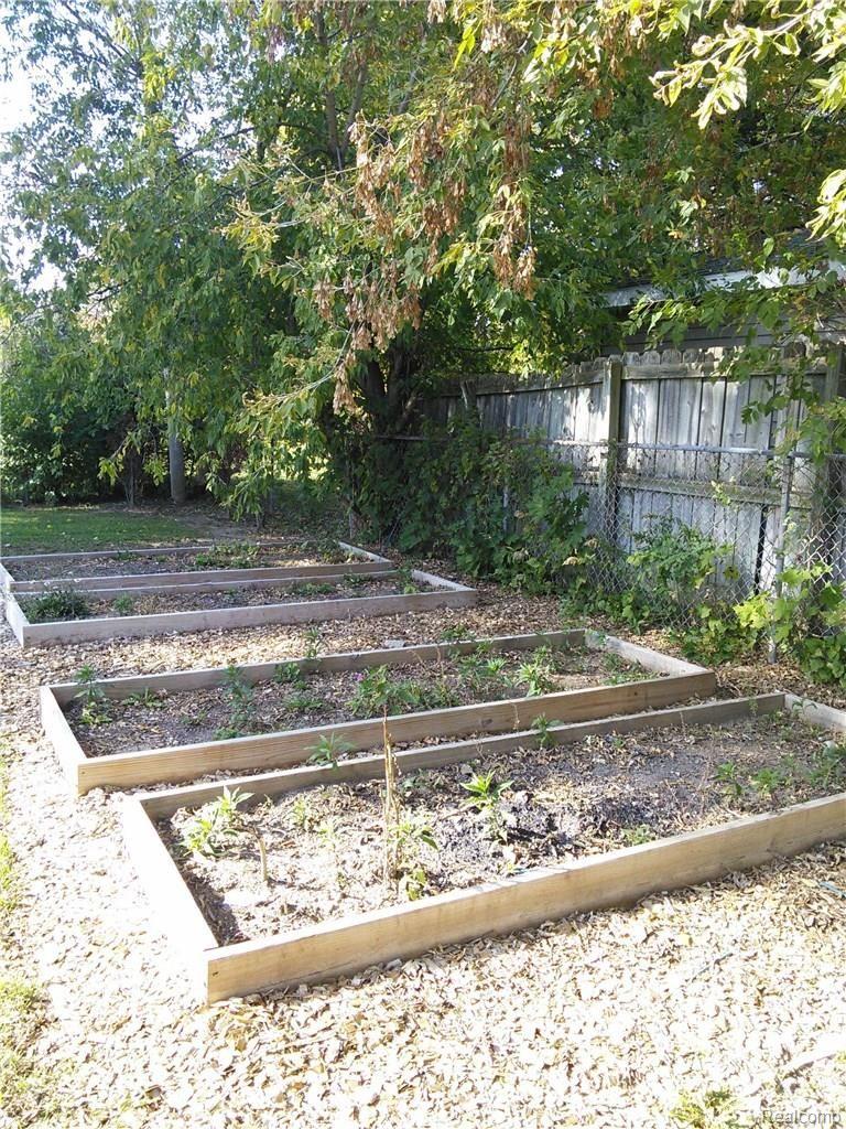 4400 Van Slyke Road Flint, MI 48507 - Photo 25 of 26 Boxed garden planting