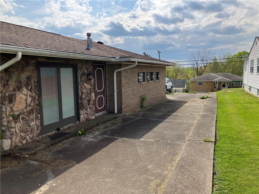 572 Paris Colliers Road Burgettstown, PA 15021 - Photo 5 of 23 Side of house with side room with mechanicals for Four Seasons Den Area