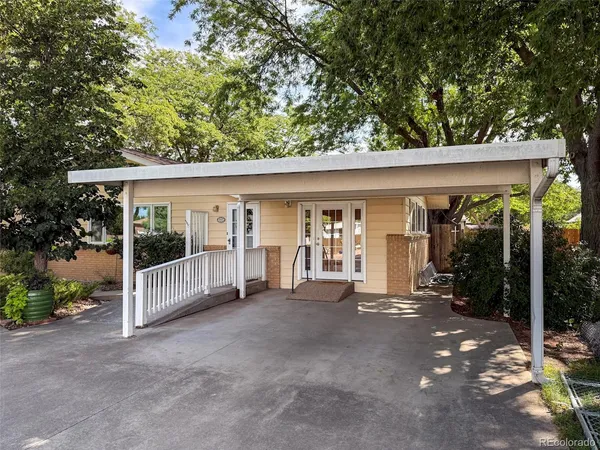 a view of a house with porch and garden