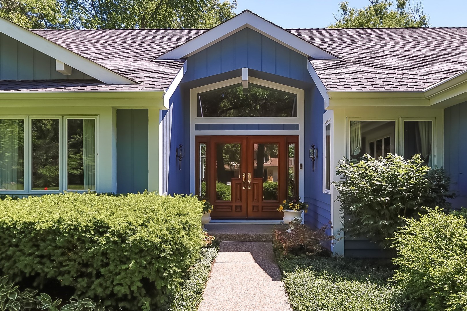 1117 Old Colony Road Lake Forest, IL 60045 - Photo 2 of 45 front view of a house