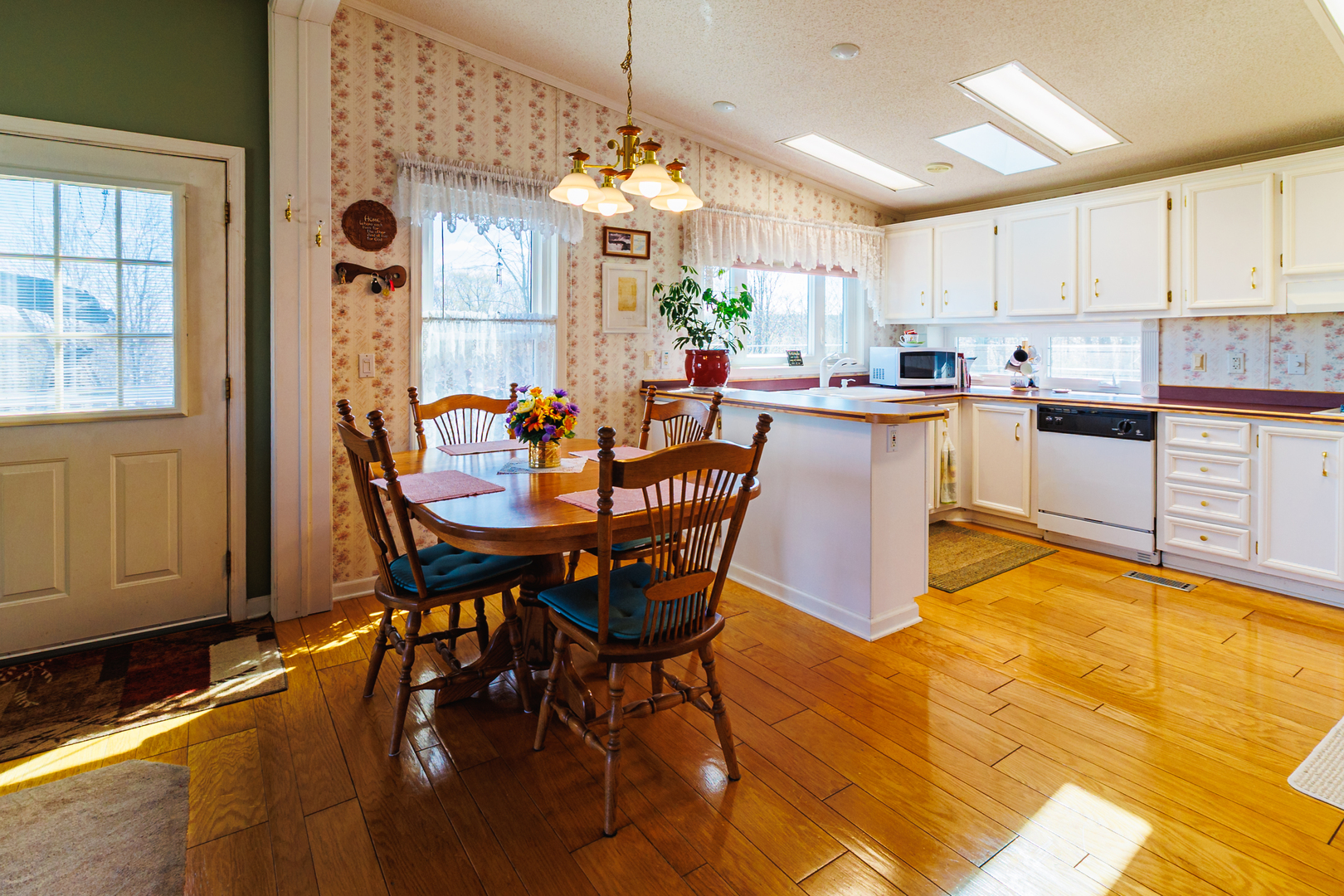 275 Tulip Circle Matteson, IL 60443 - Photo 13 of 44 a view of a dining room with furniture and a chandelier