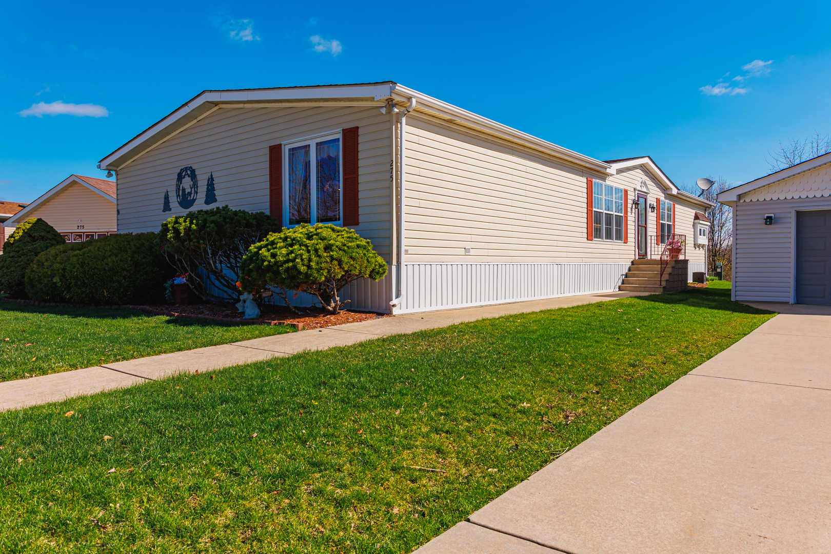 275 Tulip Circle Matteson, IL 60443 - Photo 4 of 44 a front view of house with yard and green space