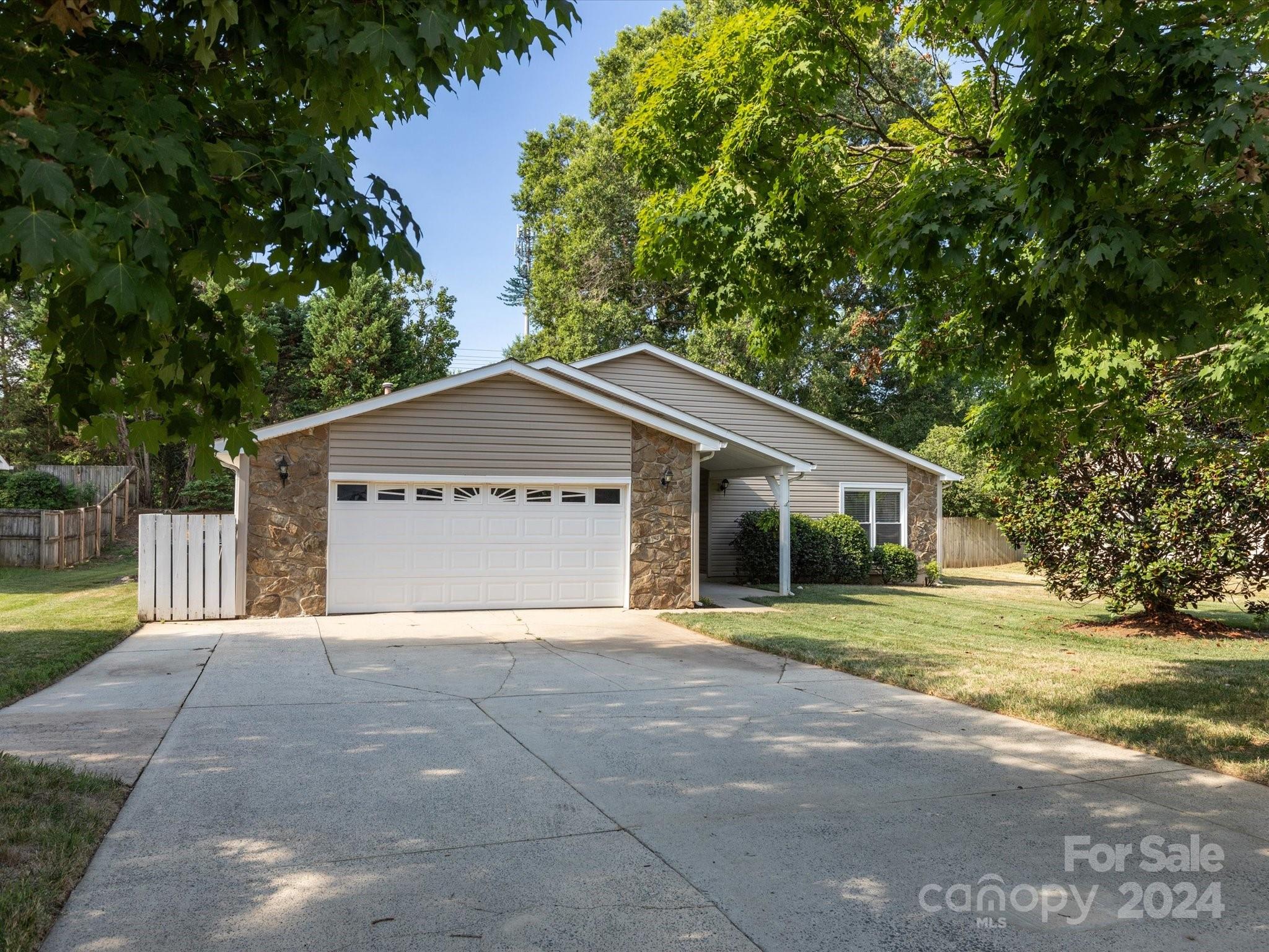 10039 Fairway Ridge Road Charlotte, NC 28277 - Photo 5 of 28 a front view of a house with a yard and garage