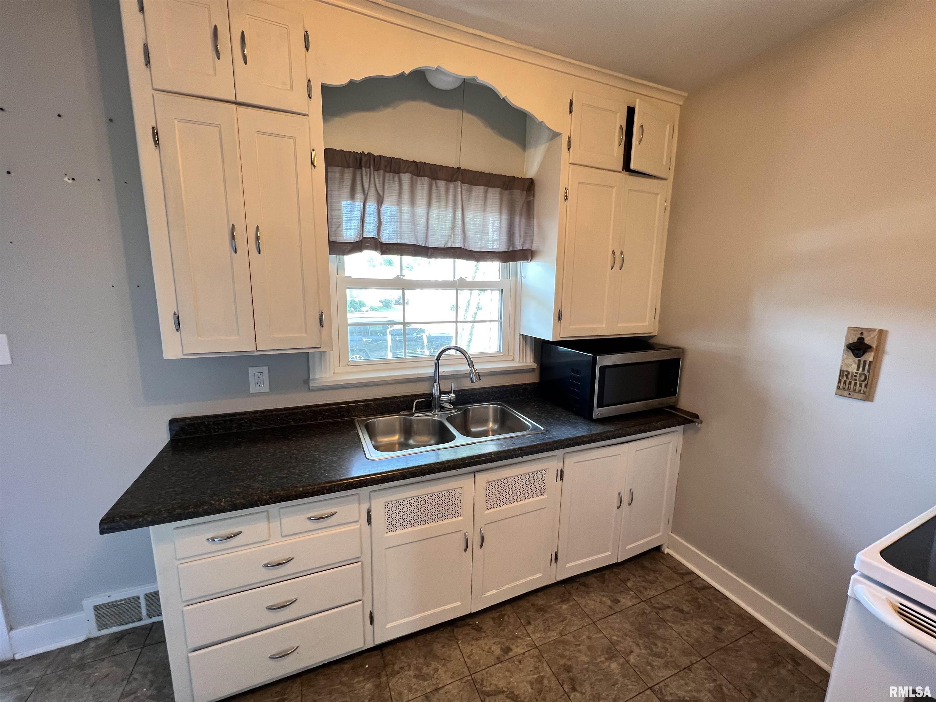 1423 West Circle Road Peoria, IL 61604 - Photo 11 of 32 Gallery Image 11
