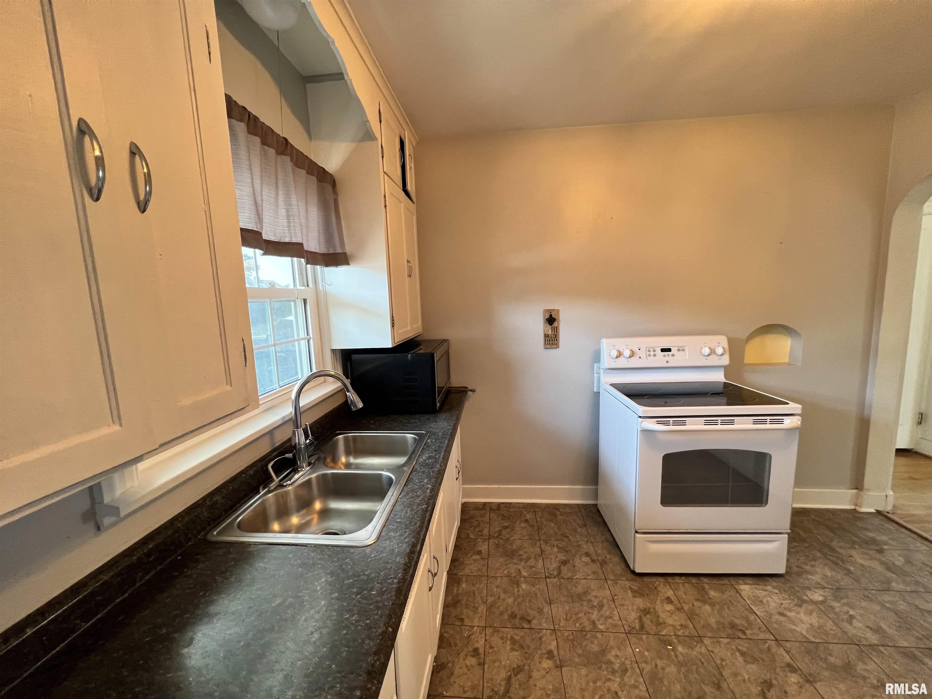 1423 West Circle Road Peoria, IL 61604 - Photo 12 of 32 Gallery Image 12