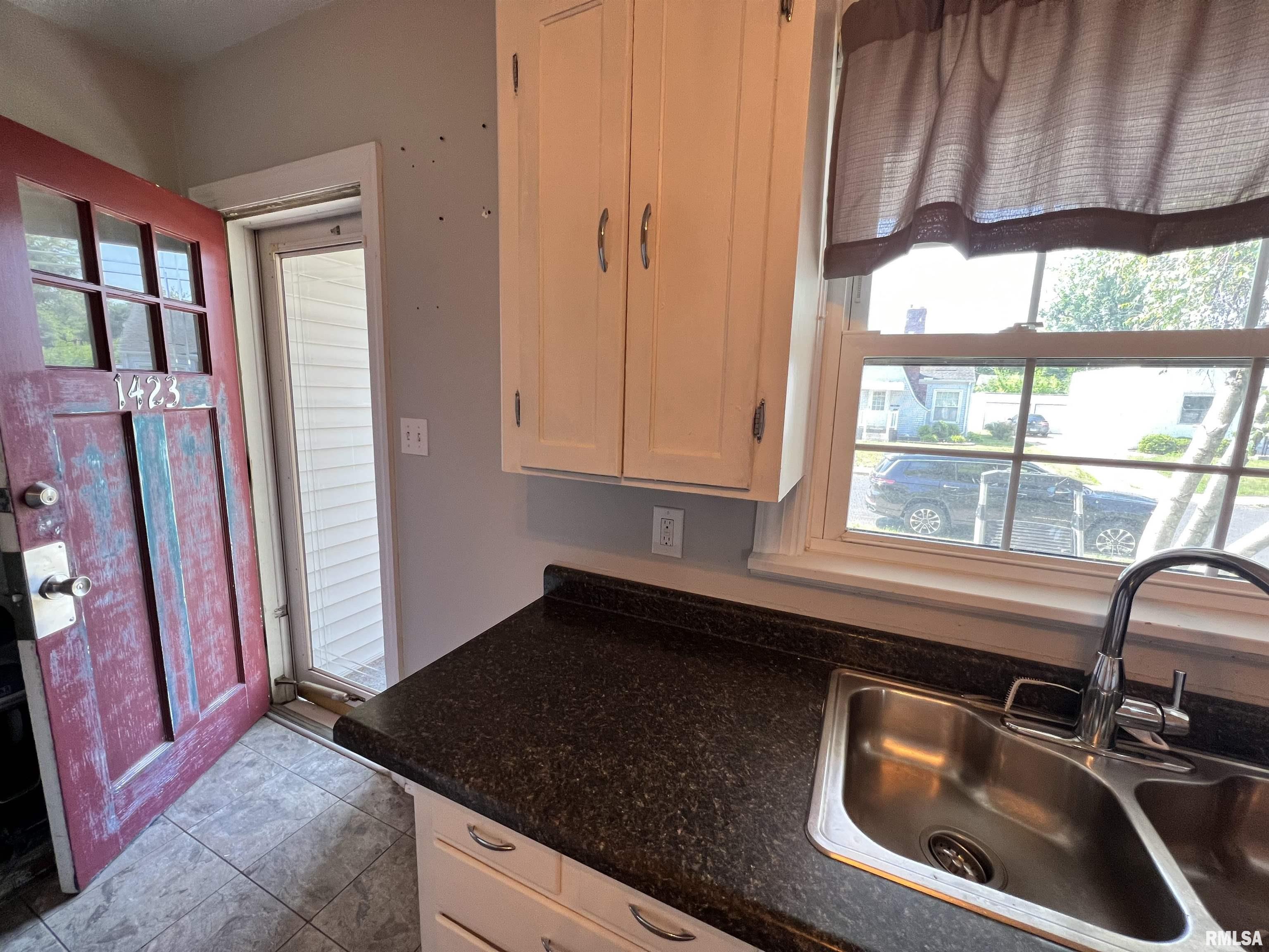 1423 West Circle Road Peoria, IL 61604 - Photo 10 of 32 Gallery Image 10