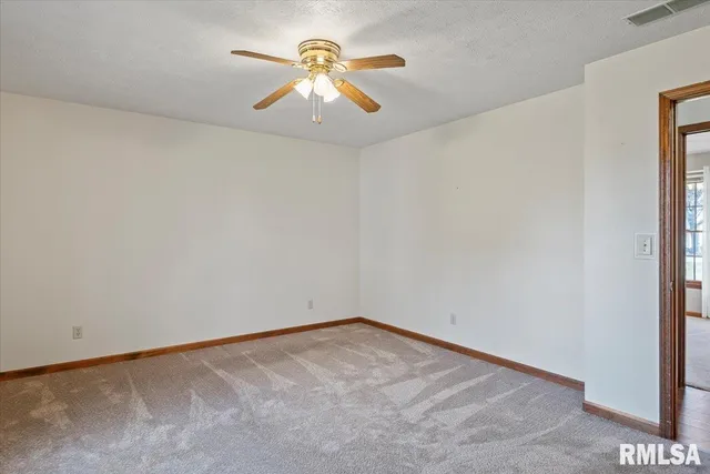 $239,000 | 2417 East Lake Shore Drive, Taylorville, IL 62568