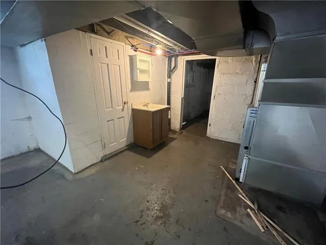 a view of utility room