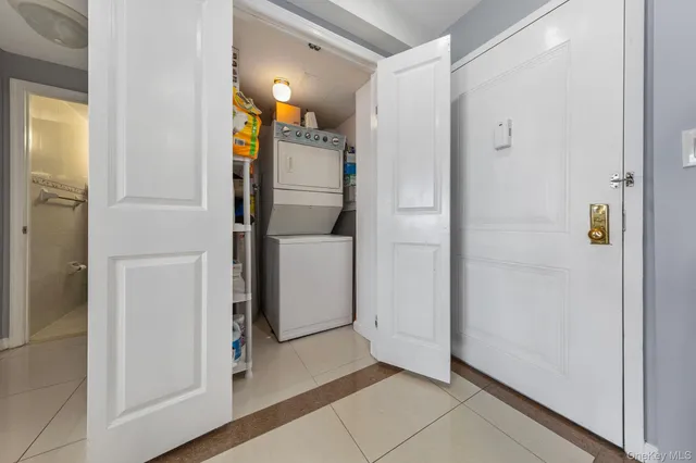 $1,090,000 | 37-20 Prince Street, Unit PHA | Downtown Flushing