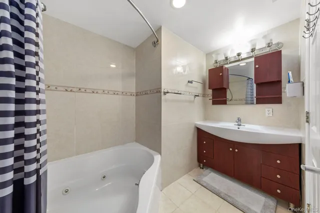 $1,090,000 | 37-20 Prince Street, Unit PHA | Downtown Flushing