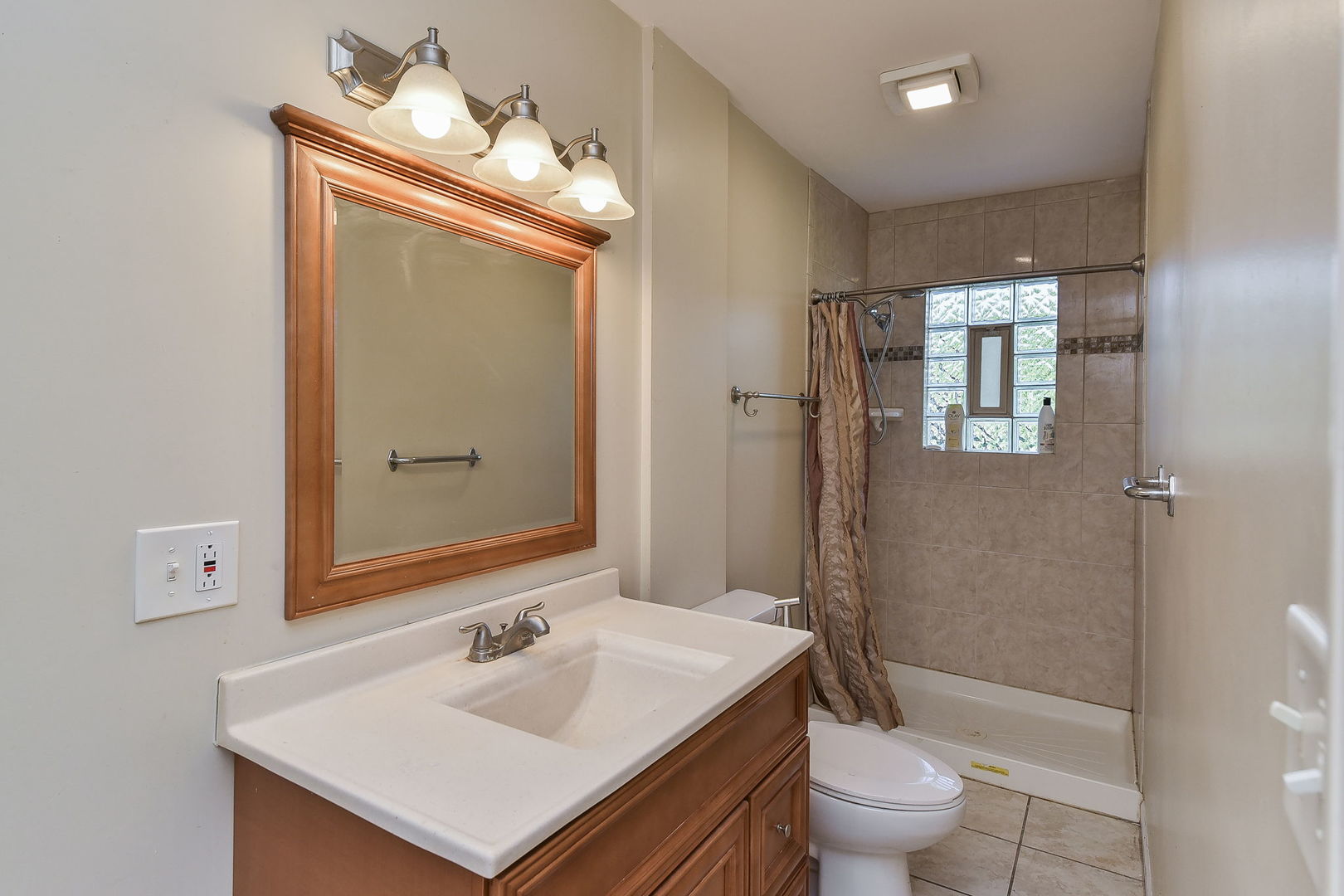 850 Ash Road Hoffman Estates, IL 60169 - Photo 11 of 16 a bathroom with a sink toilet and shower
