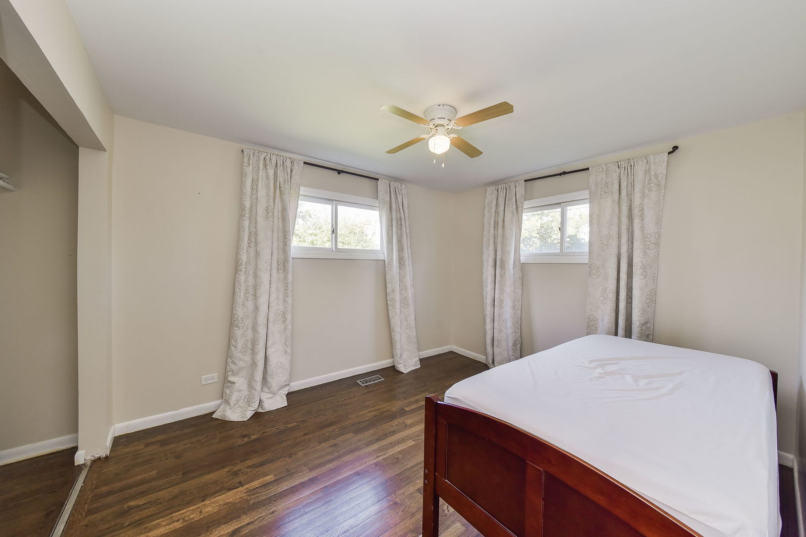 850 Ash Road Hoffman Estates, IL 60169 - Photo 13 of 16 a room with a bed and a window