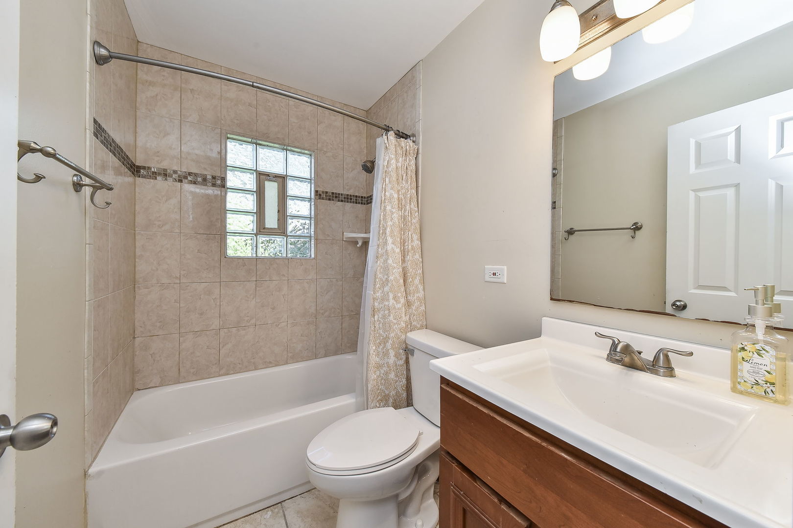 850 Ash Road Hoffman Estates, IL 60169 - Photo 14 of 16 a bathroom with a sink toilet tub and shower