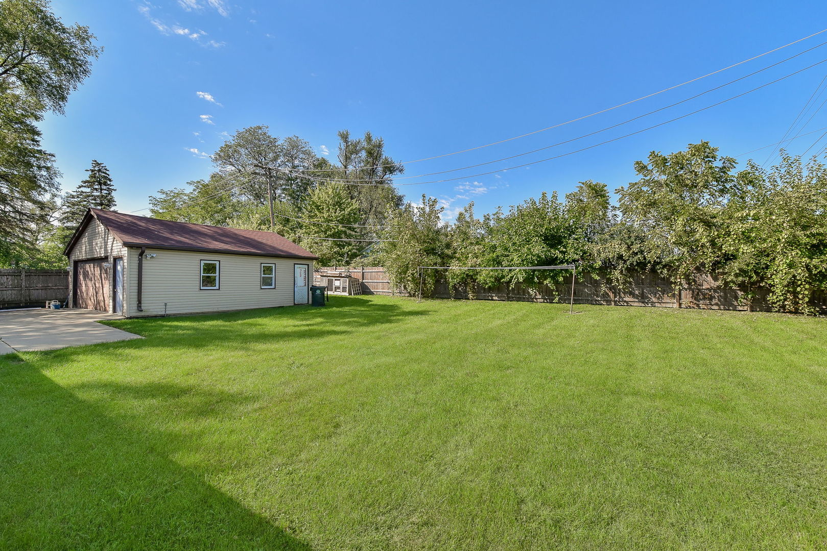 850 Ash Road Hoffman Estates, IL 60169 - Photo 15 of 16 a front view of a house with garden