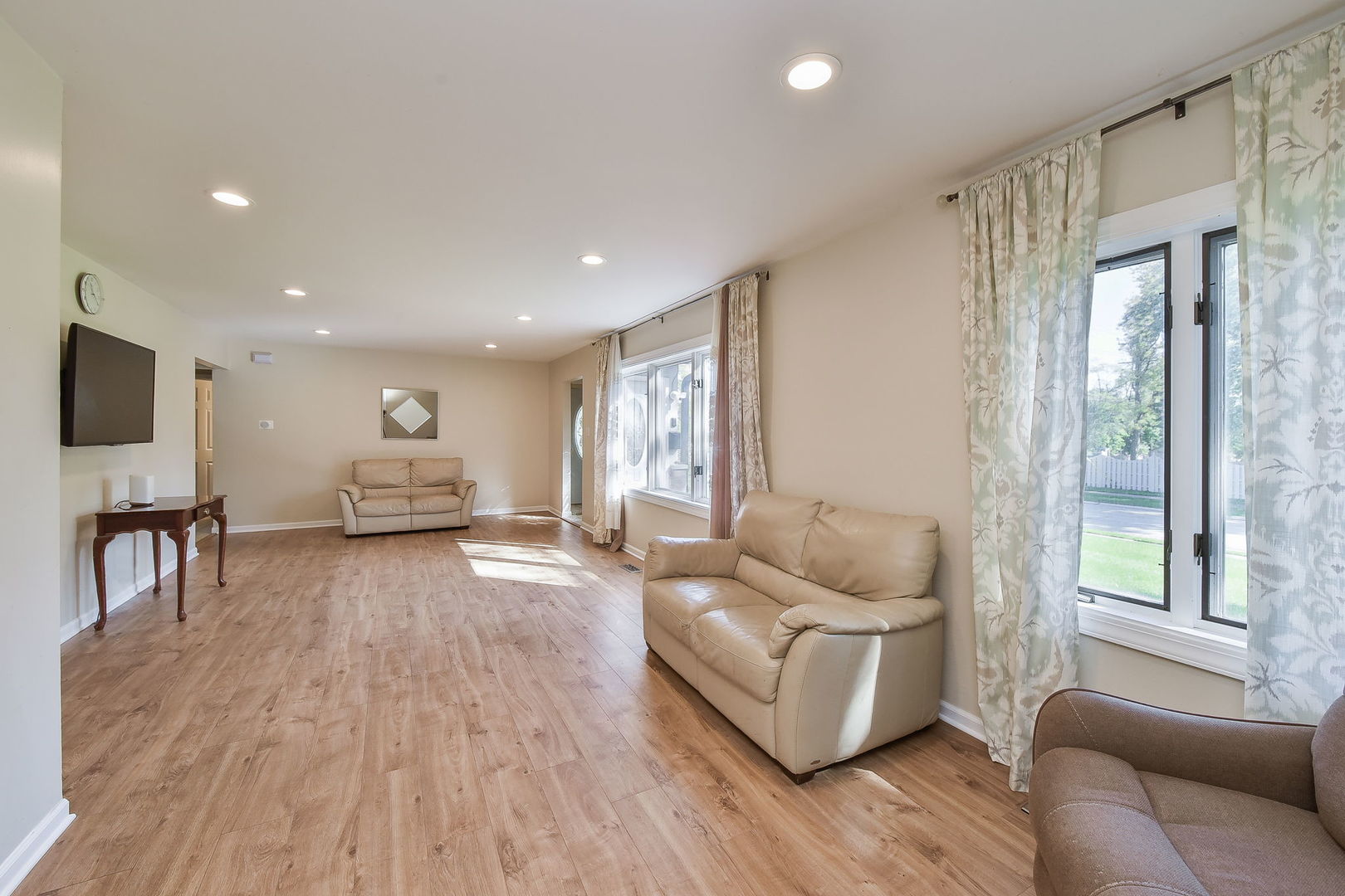 850 Ash Road Hoffman Estates, IL 60169 - Photo 3 of 16 a living room with furniture and a flat screen tv