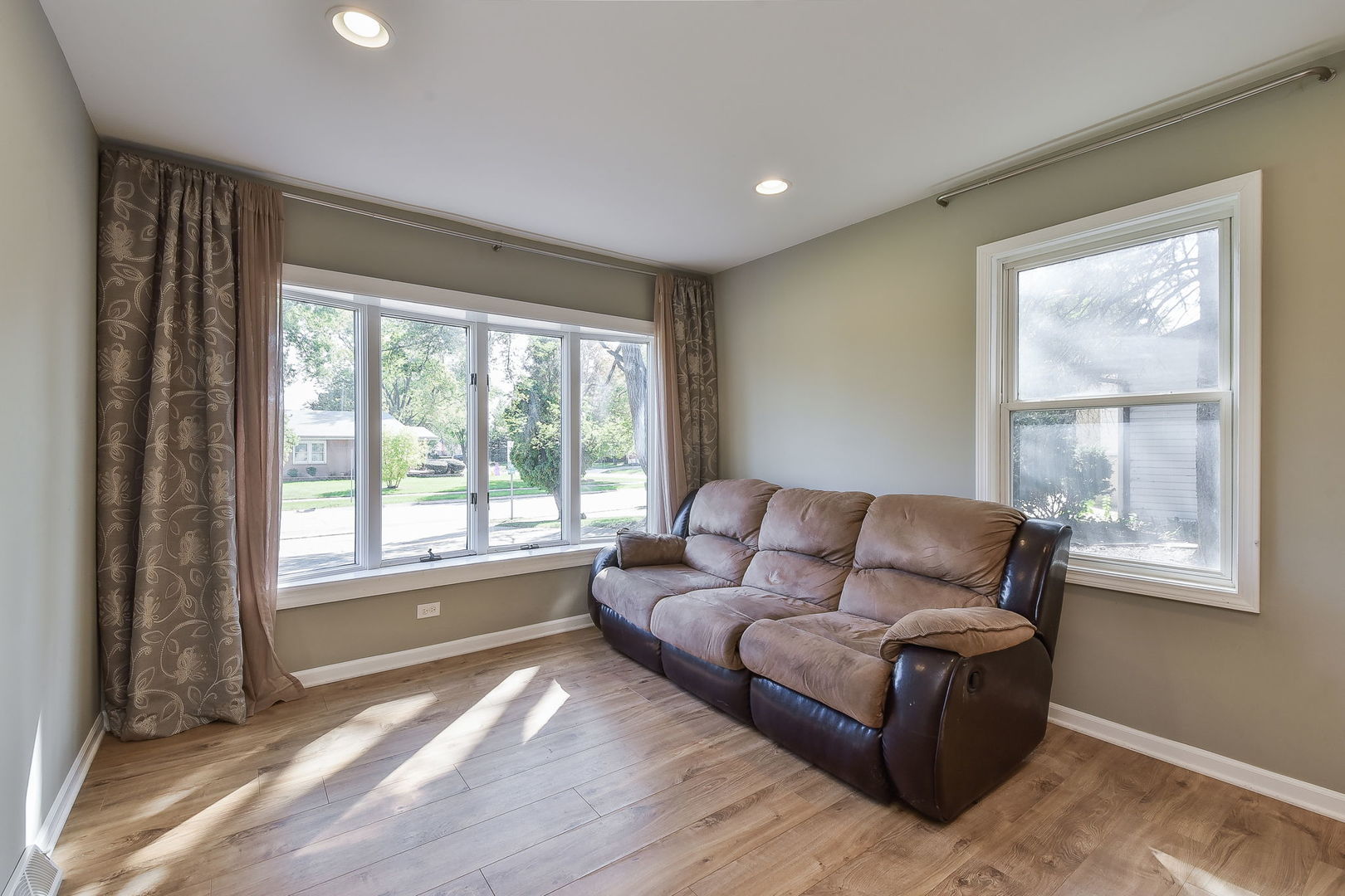 850 Ash Road Hoffman Estates, IL 60169 - Photo 6 of 16 a living room with furniture and a window